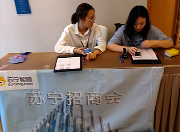 同時(shí)，它的革命性在于縮短了整個(gè)經(jīng)濟(jì)活動的中間環(huán)節(jié)，降低了交易成本，節(jié)約了社會資源。在大數(shù)據(jù)營銷機(jī)制上，招商外包公司克服了橫在生產(chǎn)者和消費(fèi)者之間的時(shí)間、空間障礙，弱化了存在于二者之間的各種中間環(huán)節(jié)和渠道