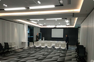 網(wǎng)絡(luò)本身就具有快速、高效、低成本的特點(diǎn)，在互聯(lián)網(wǎng)上信息資源共享，進(jìn)入障礙為零，作為一種新的傳播形式，網(wǎng)絡(luò)具有一對一的互動特性，這是對傳統(tǒng)傳播方式面對大量受眾特征的突破